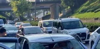 Köprüden atlayıp otomobilin üzerine düştü: 3 yaralı