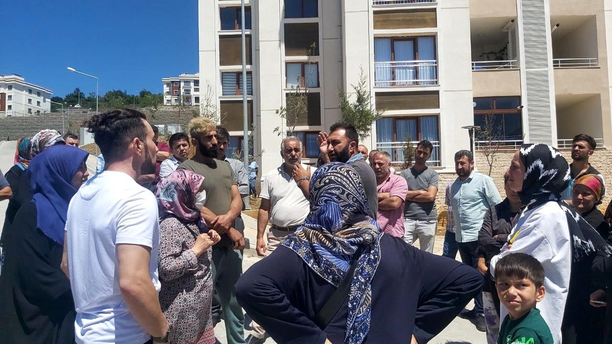 Lağım suları evlerinin içine dolan site sakinleri isyan etti