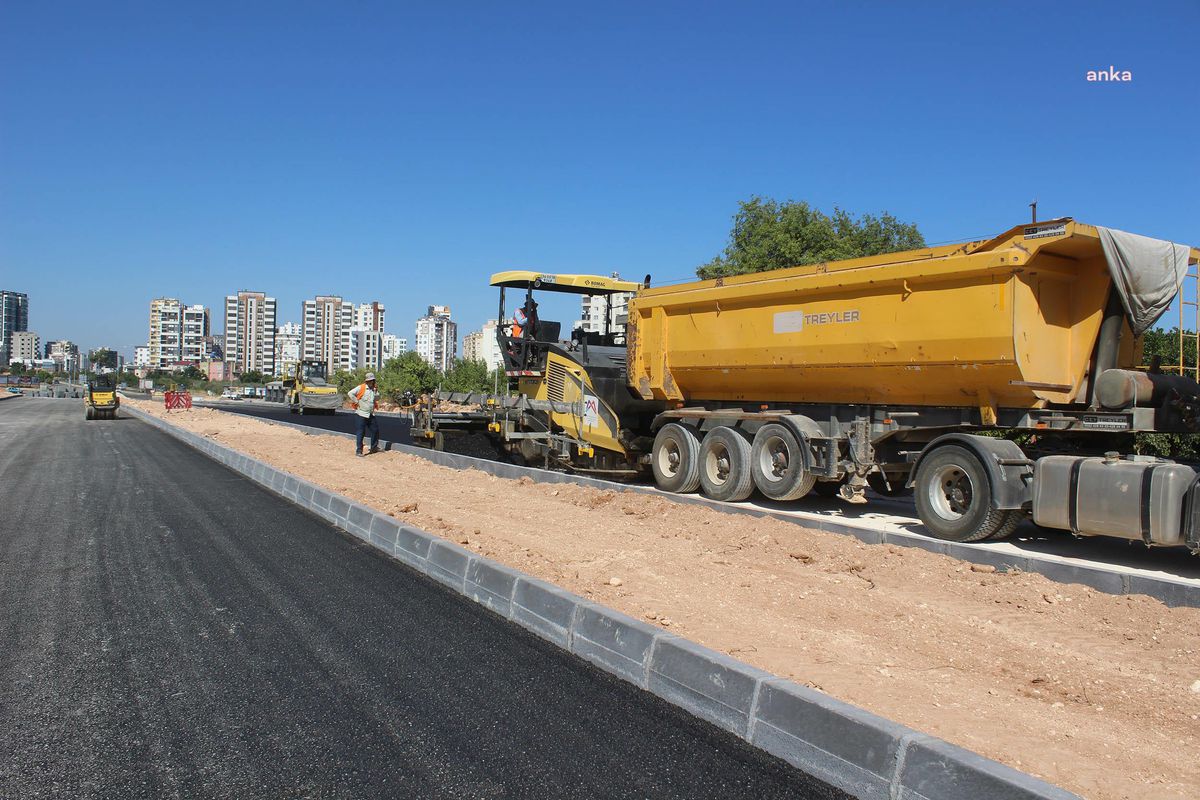 Mersin Büyükşehir Belediyesi Ekipleri, Yol Çalışmalarına Devam Ediyor