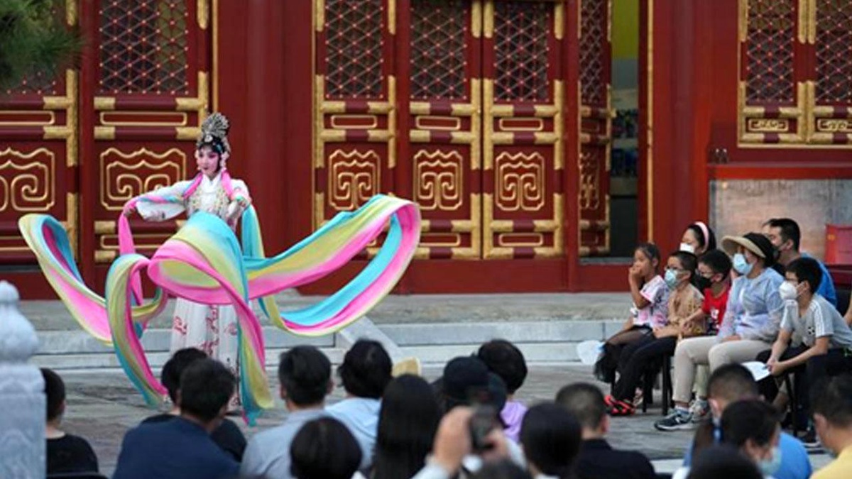 Miaoying Tapınağı\'nda Opera Gösterisi