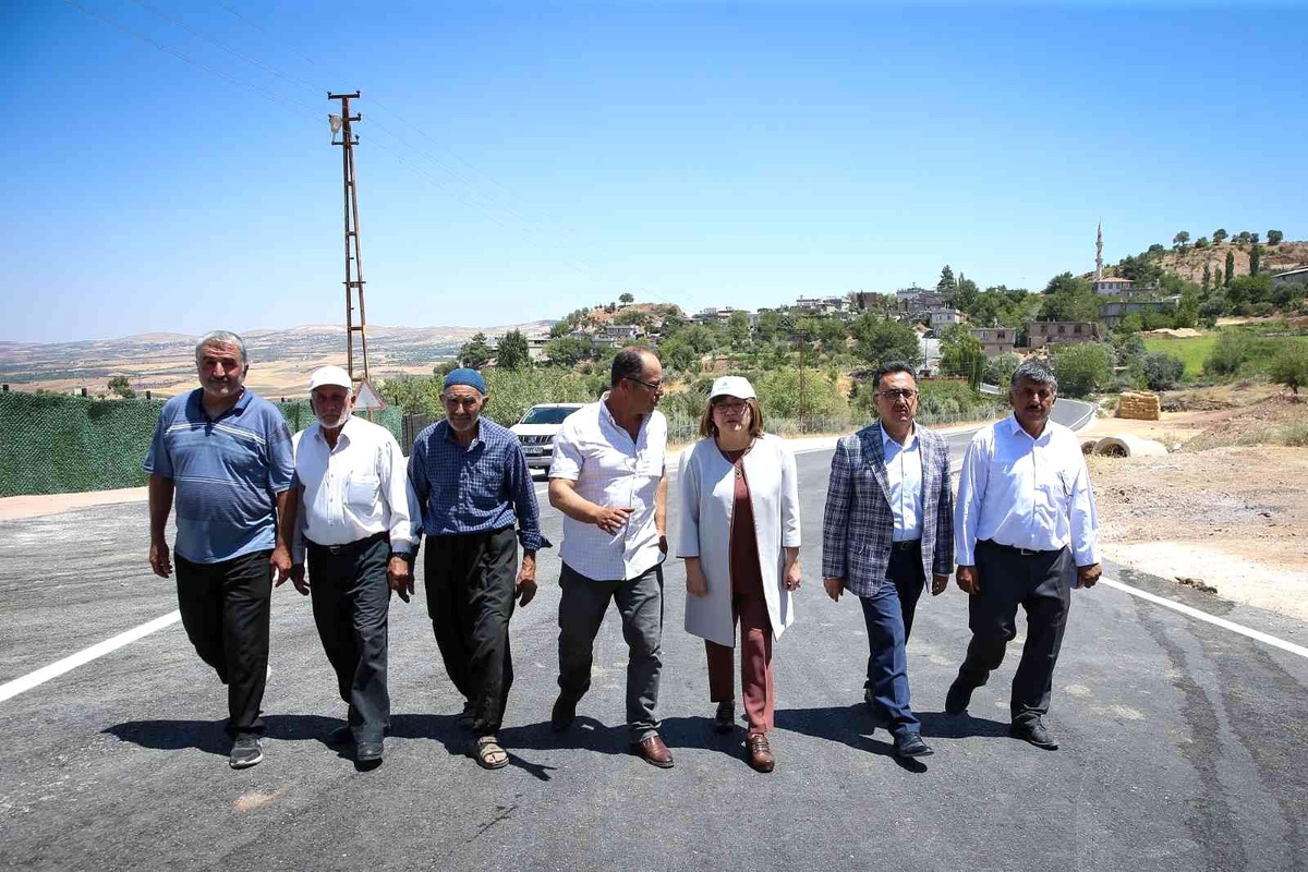 Şahin\'den sıcak asfalt çalışması yürütülen mahallelere ziyaret
