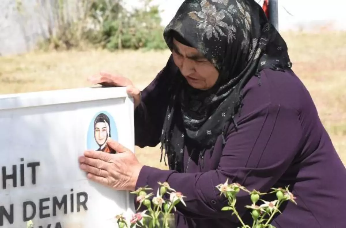 Şehit Bedirhan bebek ve annesi, mezarları başında anıldı