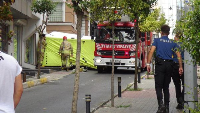 Şişli'de dehşet anları! Yoldan geçenlere doğru kezzap attı Şişli'de dehşet anları! Yoldan geçenlere doğru kezzap attı