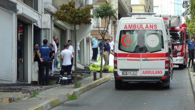 Şişli'de dehşet anları! Yoldan geçenlere doğru kezzap attı Şişli'de dehşet anları! Yoldan geçenlere doğru kezzap attı