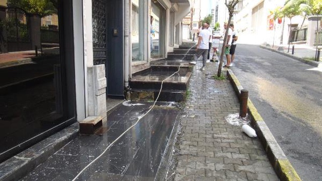 Şişli'de dehşet anları! Yoldan geçenlere doğru kezzap attı Şişli'de dehşet anları! Yoldan geçenlere doğru kezzap attı