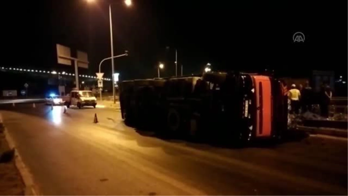 Söke\'de devrilen kamyonun sürücüsü yaralandı
