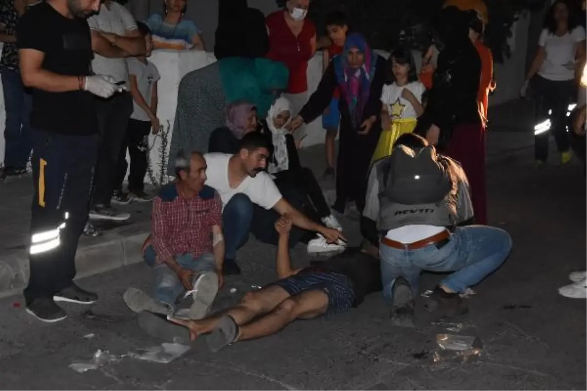 Sürücülerden 1'inin aranması, diğerinin alkollü çıktığı kazada; 12 yaralı