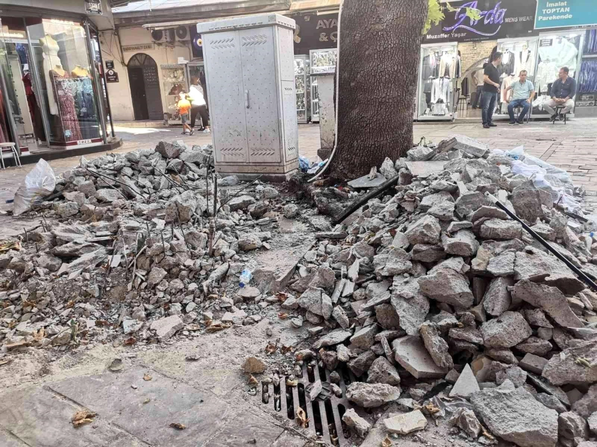 Tarihi Kemeraltı Çarşısı\'ndaki 65 yıllık şadırvanı yıktılar
