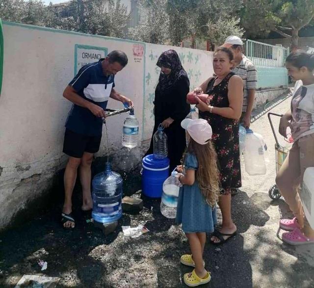 Yaklaşık 36 saattir devam eden su kesintisine vatandaşlardan bidonlu çözüm Yaklaşık 36 saattir devam eden su kesintisine vatandaşlardan bidonlu çözüm