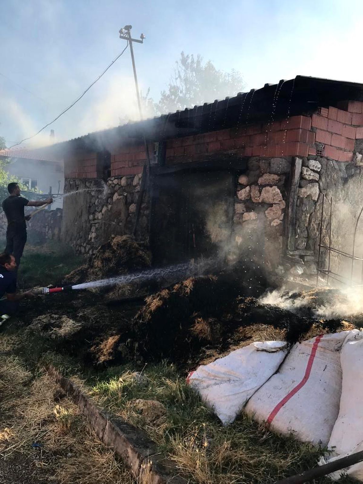 100\'e yakın saman balyası kül oldu