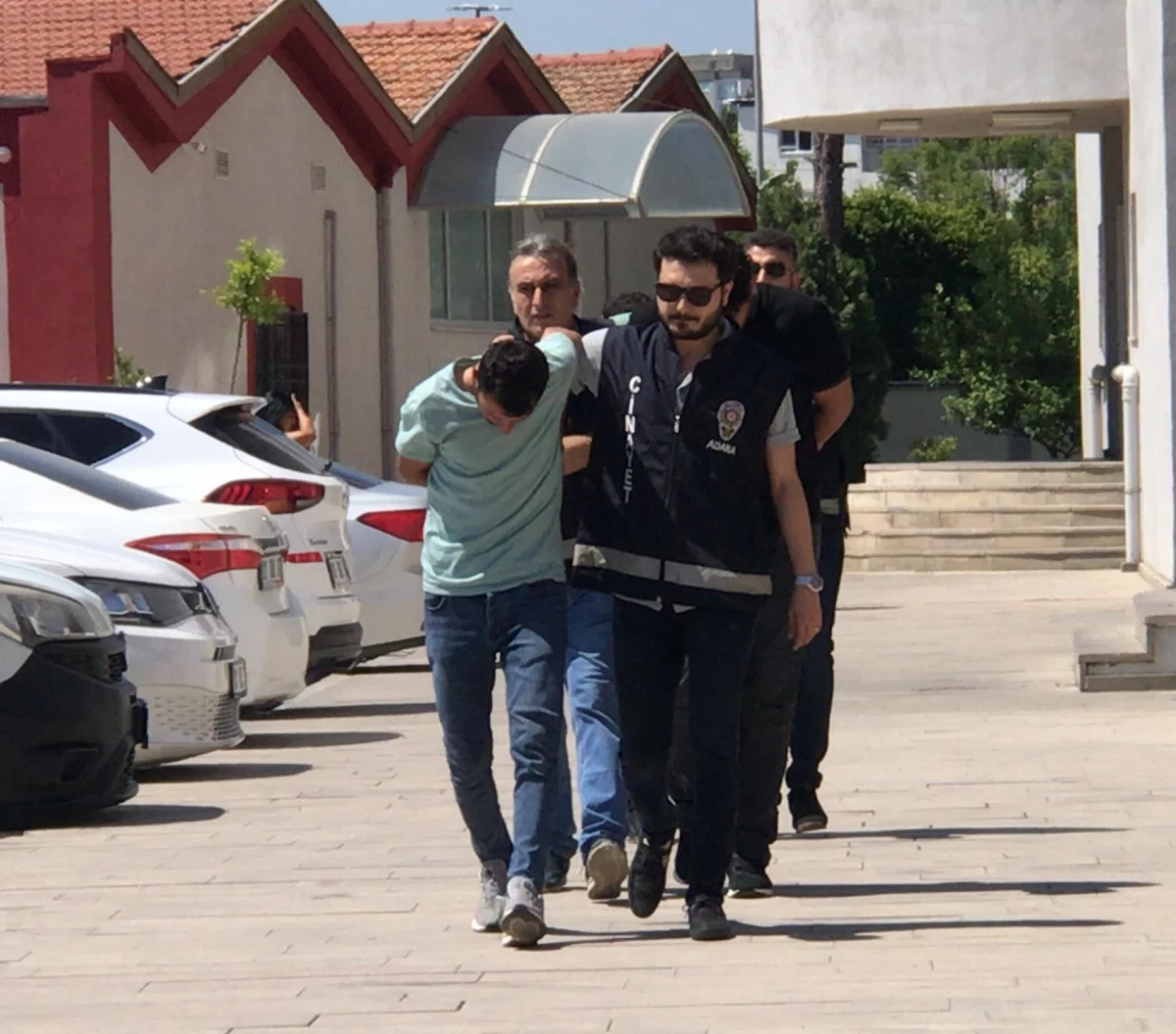 Adana\'da bir kişinin silahla yaralanmasıyla ilgili 3 zanlı tutuklandı