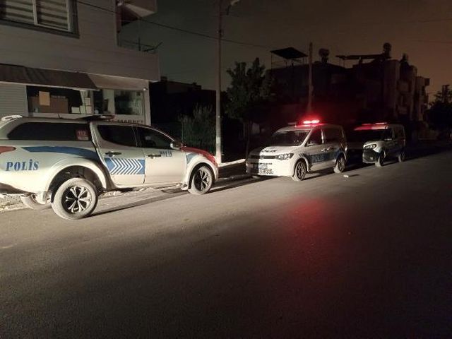 Adana'da dini nikahlı eşini balkonda uyurken kalbinden bıçaklayarak öldürdü Adana'da dini nikahlı eşini balkonda uyurken kalbinden bıçaklayarak öldürdü