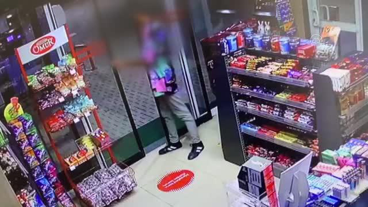 Malatya\'da akaryakıt istasyonundaki marketten hırsızlık güvenlik kamerasında