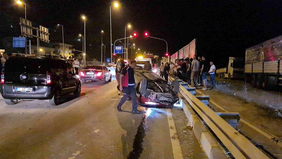Alaplı'da elektrik direğine çarpan araç takla attı