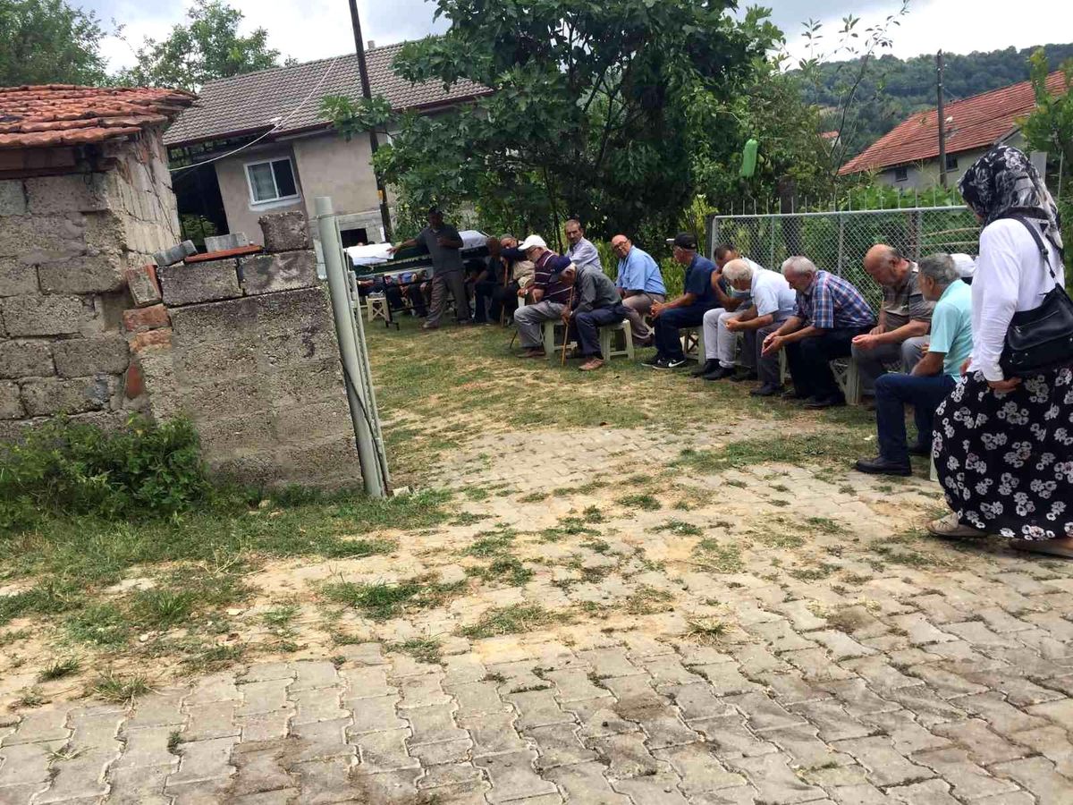 Zonguldak\'ta tüyler ürperten intihar! Kaybolan yaşlı adam asılı olarak bulundu... Eşinin ipten kurtarma çabasıysa yürek dağladı