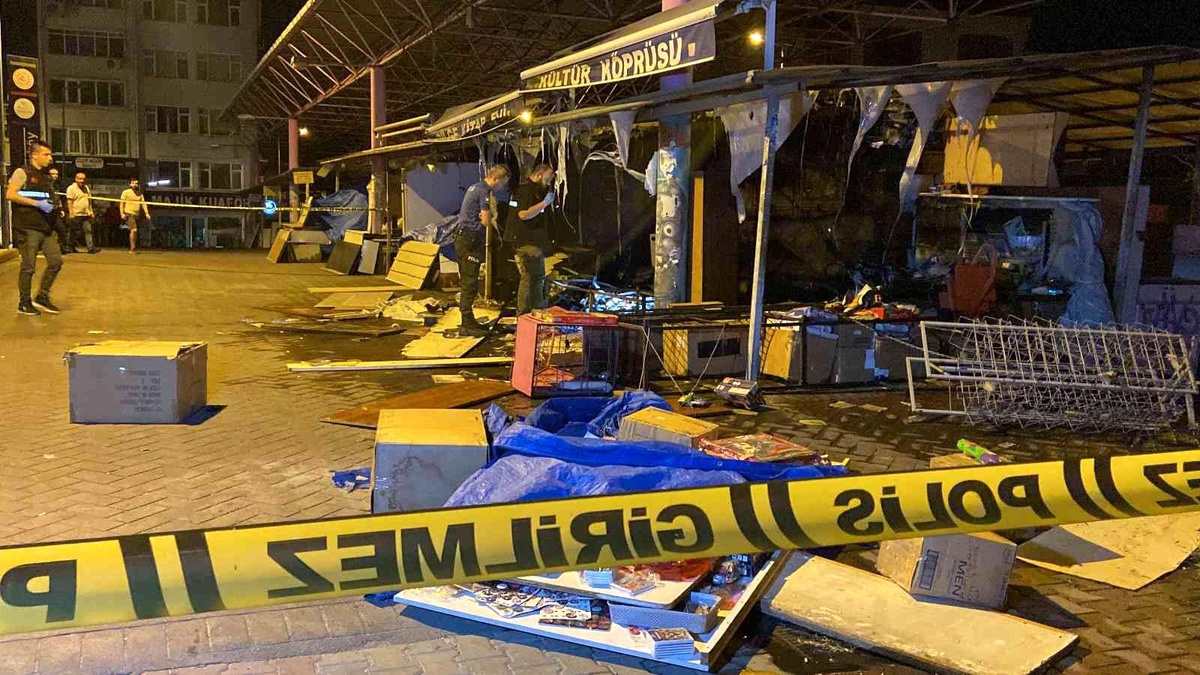 Bakırköy\'de kitapçı dükkanı alev alev yandı
