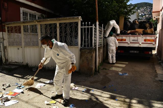 Bursa'da çöp evden onlarca kedi çıktı