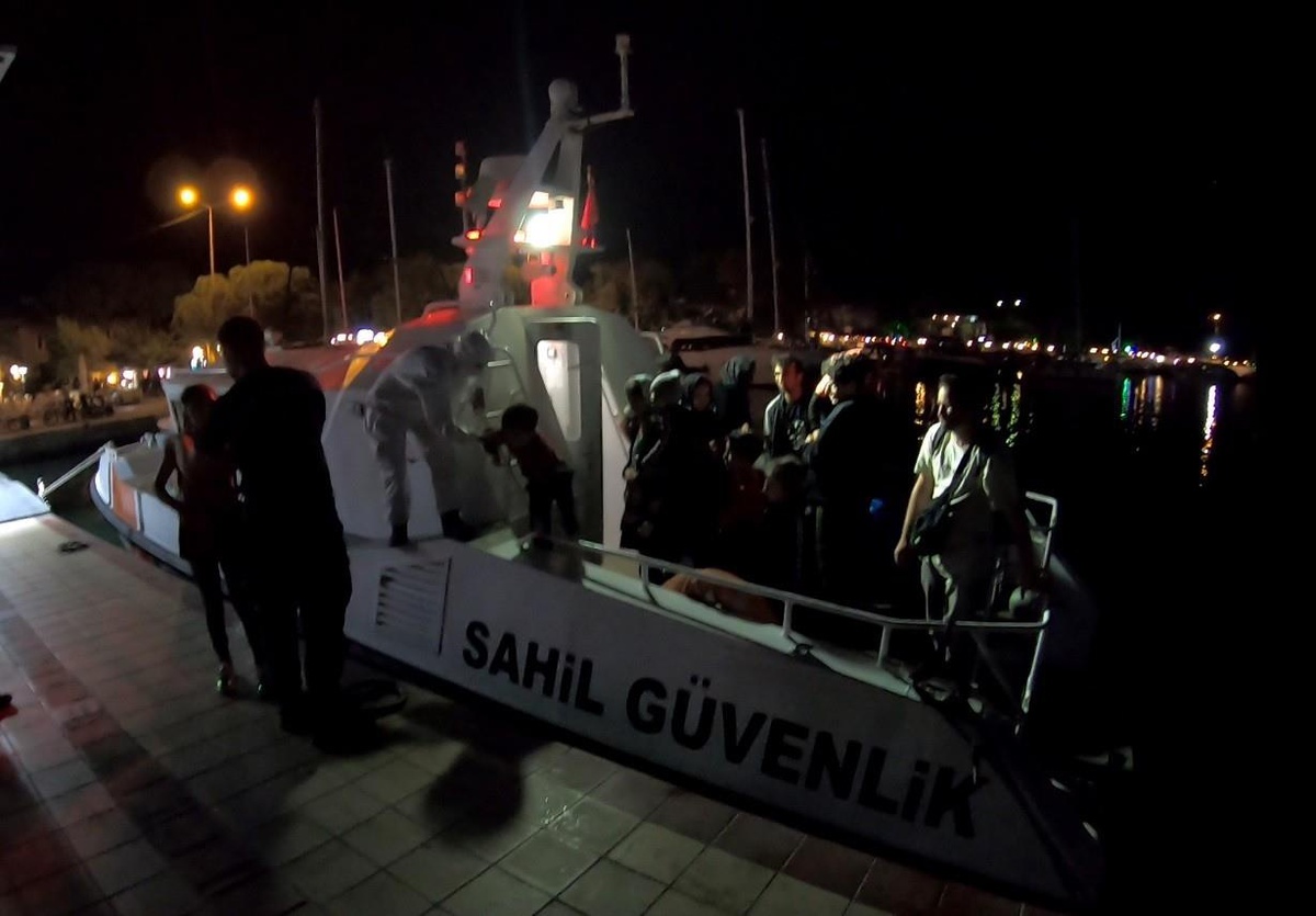 Çanakkale açıklarında geri itilen 16 düzensiz göçmen kurtarıldı