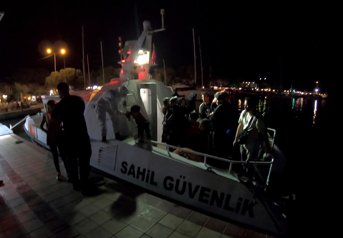 Çanakkale açıklarında geri itilen 16 düzensiz göçmen kurtarıldı