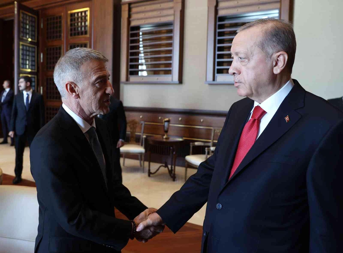 Cumhurbaşkanı Recep Tayyip Erdoğan, Cumhurbaşkanlığı Külliyesi\'nde Trabzonspor Kulübü yönetimini, teknik heyeti ve futbolcularını kabul etti.