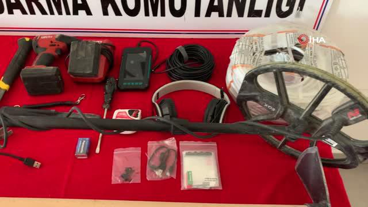 Defineciler kaçak kazıda yaparken suçüstü yakalandı