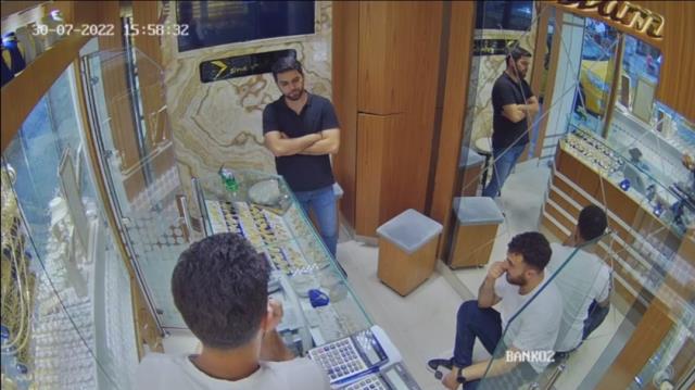 Dili boğazına kaçan genç adama hayati müdahale kamerada Dili boğazına kaçan genç adama hayati müdahale kamerada