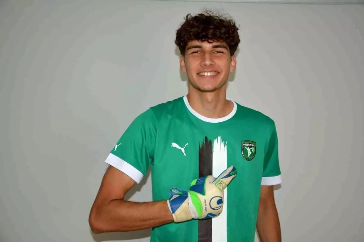 Efeler 09 SFK genç file bekçisi Emir\'i renklerine bağladı