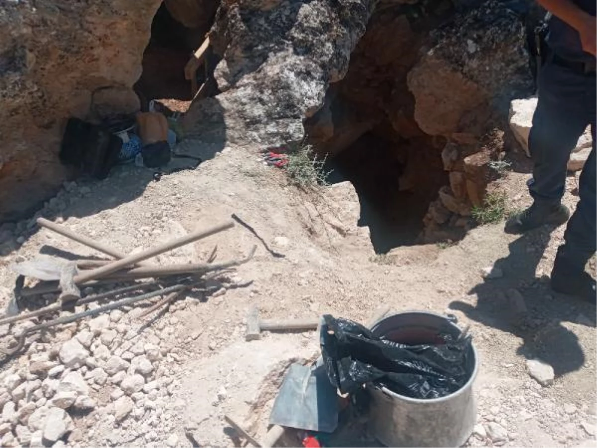 Elazığ'da kaçak kazı yapan 3 kişiye suçüstü
