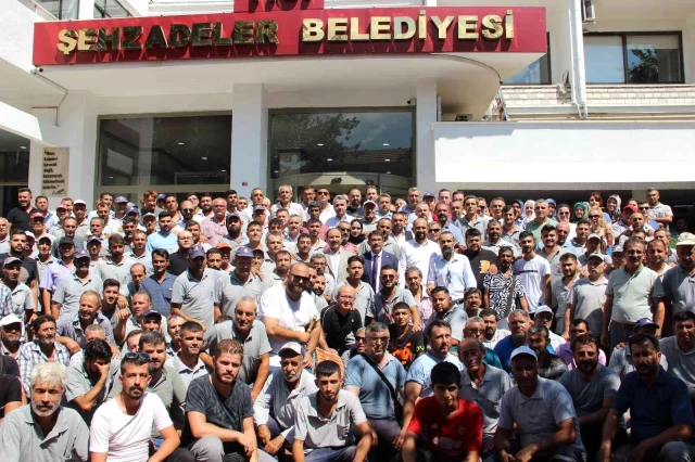 Şehzadeler Belediyesi'nde en düşük maaş 8.216 TL'ye yükseltildi, işçiler başkana davul zurnayla teşekkür etti