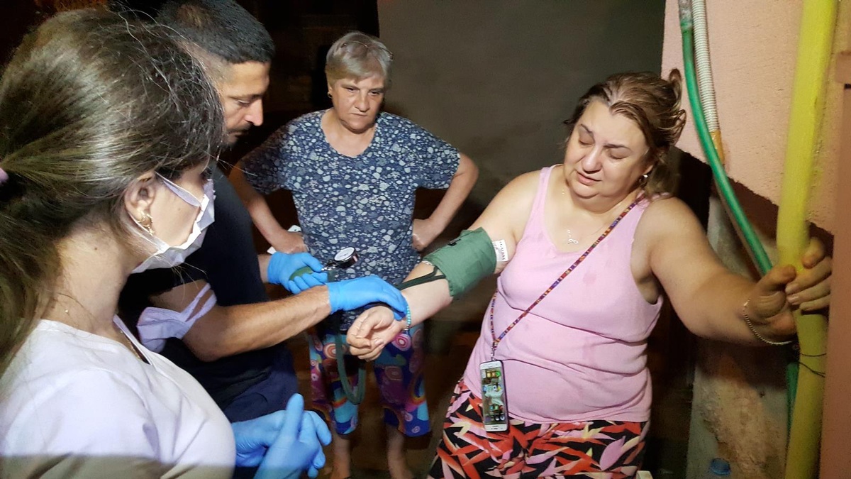 Evleri su basan yaşlı adam ve kızı gözyaşlarına boğuldu