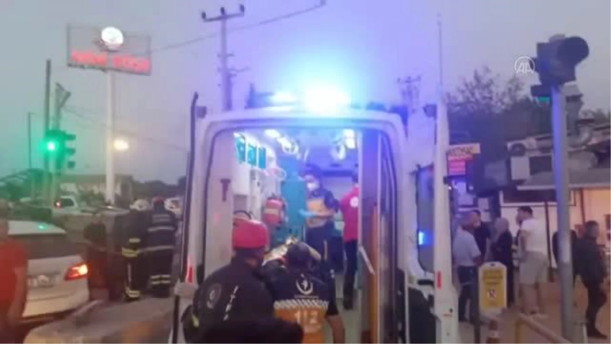 Kocaeli\'de hafif ticari araç ile otomobilin çarpışması sonucu 2 kişi yaralandı