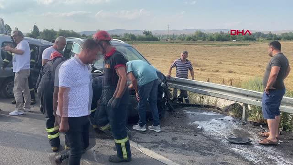 HAFİF TİCARİ ARAÇLA OTOMOBİL ÇARPIŞTI 1\'İ AĞIR 3 YARALI