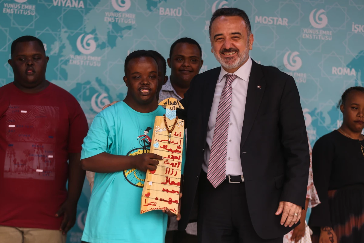 Hartum Büyükelçiliği, Sudan\'da başarılı down sendromlu ve görme engelli öğrencileri ödüllendirdi