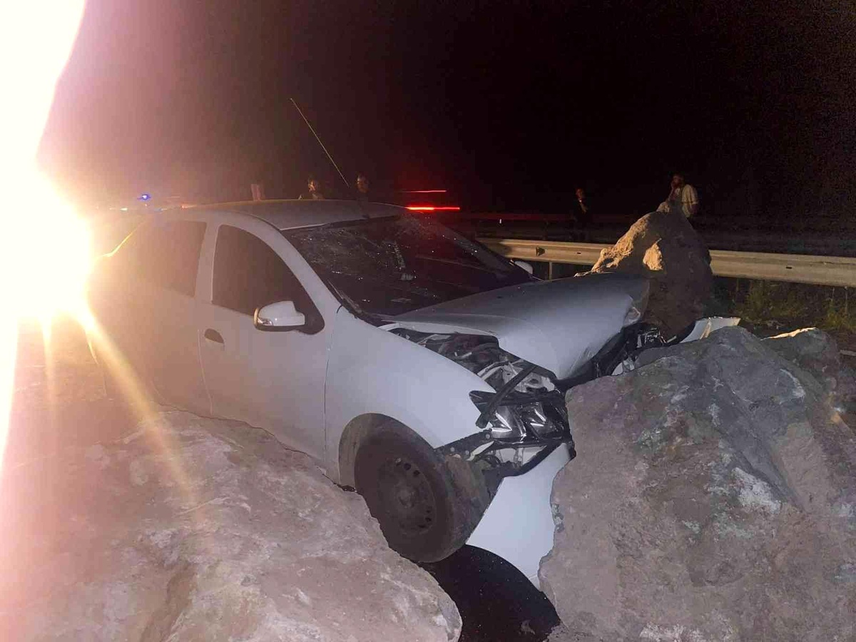 Heyelan nedeniyle kapalı olan yola giren sürücü faciayı ucuz atlattı