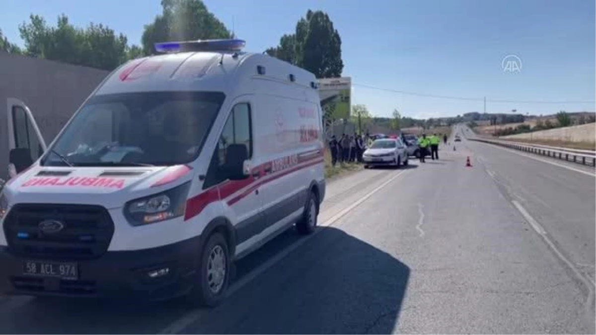 Sivas\'ta iki otomobilin çarpıştığı kazada 13 kişi yaralandı
