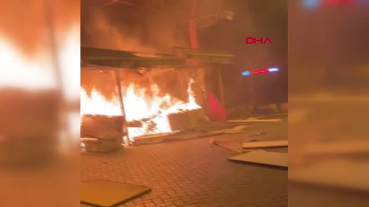 BAKIRKÖY\'DE KİTAP EVİNİN ÖNÜNDEKİ KİTAPLAR ALEV ALEV YANDI