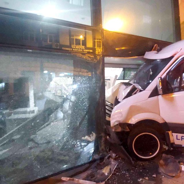 Para çekerken ölümden döndü! Aracın bankaya daldığı anlar kamerada Para çekerken ölümden döndü! Aracın bankaya daldığı anlar kamerada