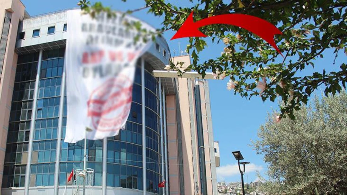 İzmit\'te CHP\'li belediye başkanının astırdığı pankarta AK Parti\'den yalanlama