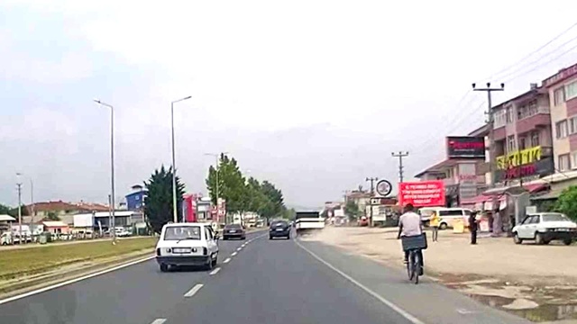 Kamyoneti otomobil gibi kullanan sürücü, manevralarıyla yürekleri ağza getirdi Kamyoneti otomobil gibi kullanan sürücü, manevralarıyla yürekleri ağza getirdi