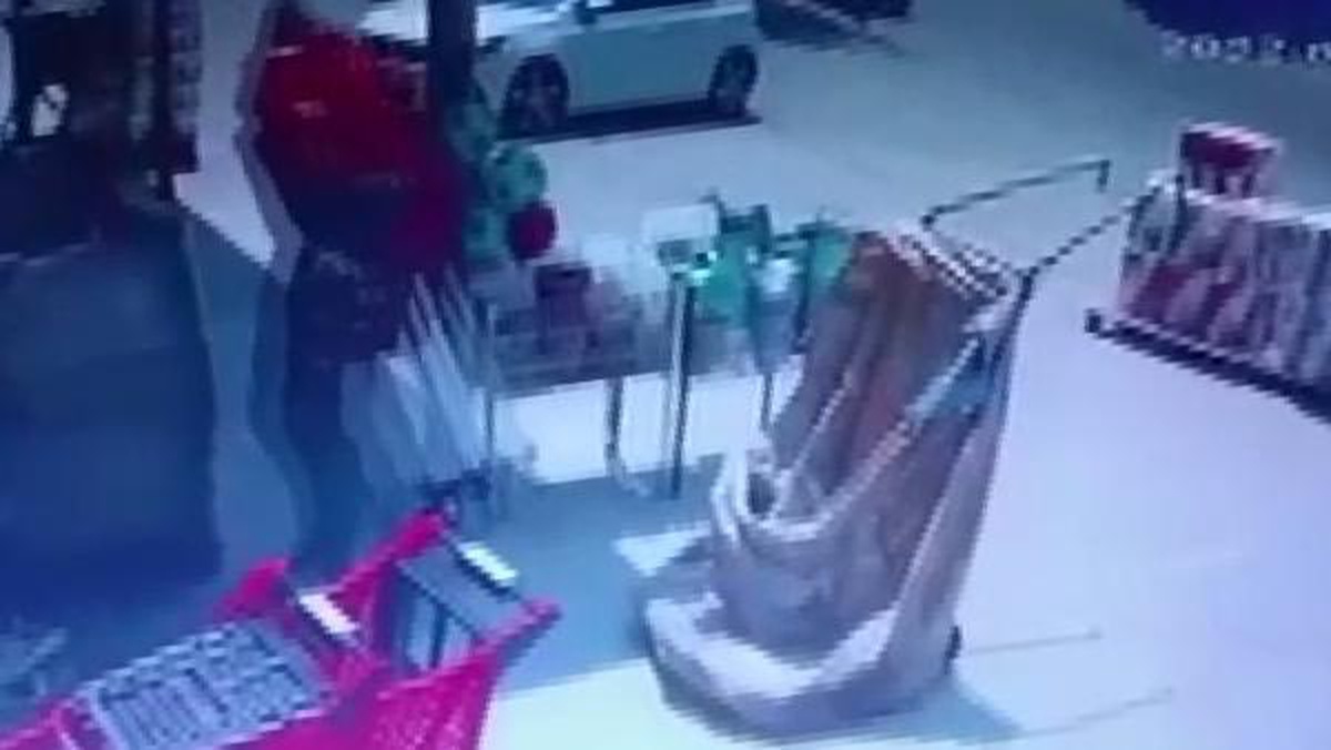 KARTAL\'DA ÇEKÇEKLİ ARABAYLA ŞEMSİYE HIRSIZLIĞI KAMERADA