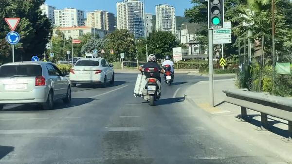 KARTAL\'DA TRAFİKTE BAVUL TAŞIYAN MOTOSİKLETLİ KAMERADA
