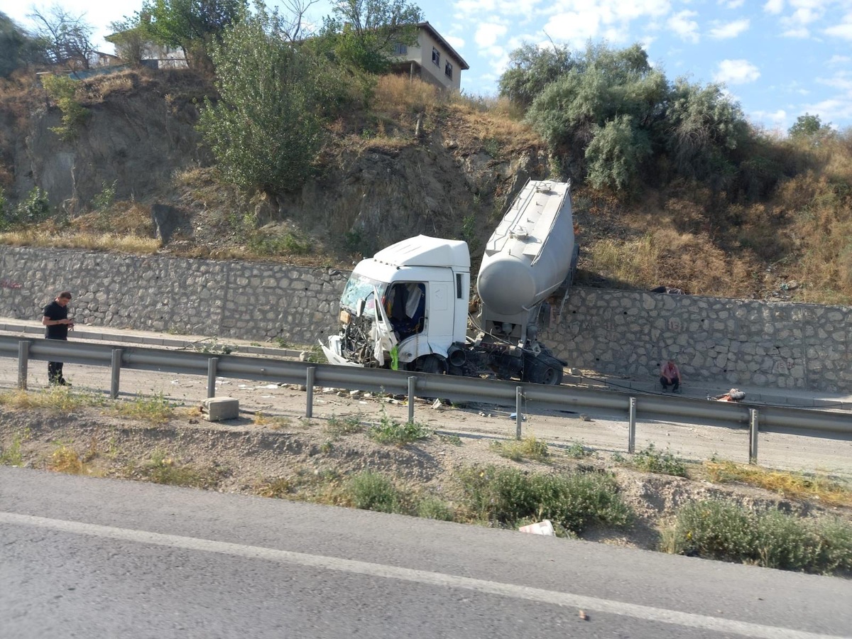 Ankara\'daki kazada bir tır 25 metre yükseklikten yere çakıldı