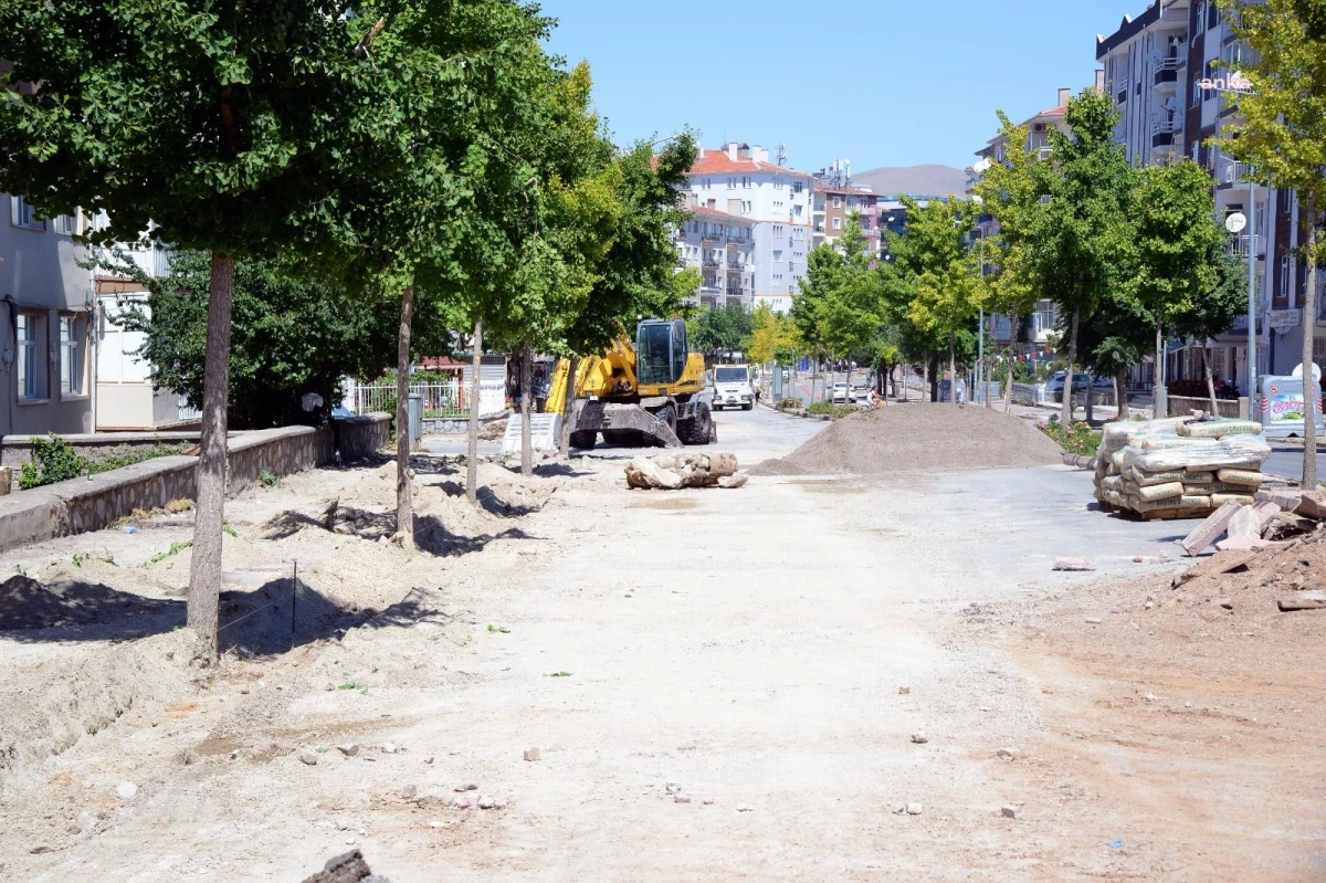 Kırşehir Belediyesi, Medrese Mahallesi\'nde Yol Çalışmalarına Başladı