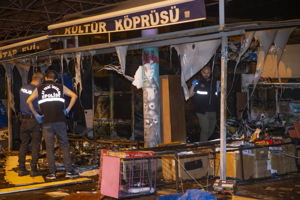 Kitapçılar Köprüsü\'ndeki yangında çok sayıda kitap yandı