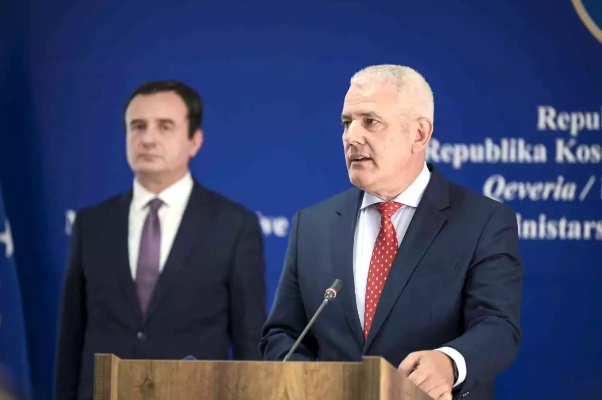 Kosova\'da Sırplar, sınırda kurdukları barikatları kaldırılıyor