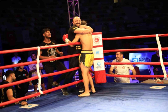 Ünlü boksçu salona Kurtlar Vadisi müziğiyle girdi, müzikten aldığı güçle rakibini yerle bir etti Ünlü boksçu salona Kurtlar Vadisi müziğiyle girdi, müzikten aldığı güçle rakibini yerle bir etti
