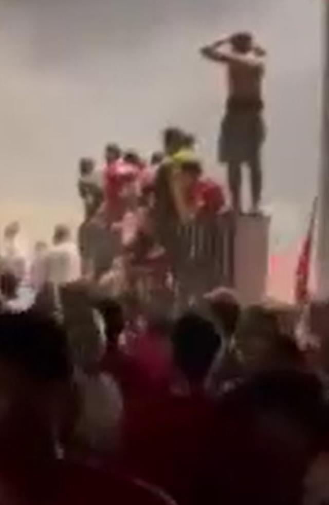 Libya'daki şampiyonluk kutlamalarında can pazarı! Tribün çöktü, çok sayıda yaralı var Libya'daki şampiyonluk kutlamalarında can pazarı! Tribün çöktü, çok sayıda yaralı var