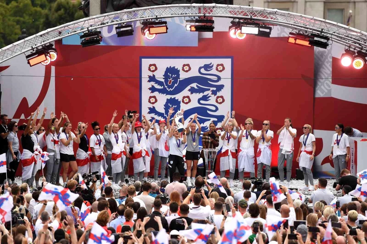 Londra\'da binlerce kişi kadın futbol takımının şampiyonluğunu kutladı