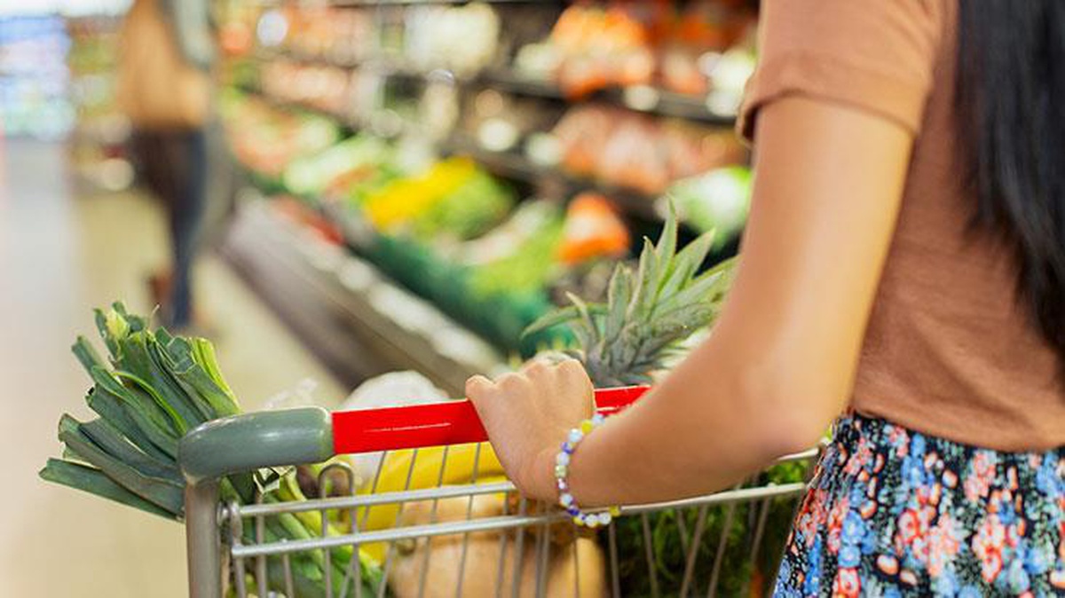 ABD\'de akılalmaz olay! Marketten aldığı cipsten yılan fırladı