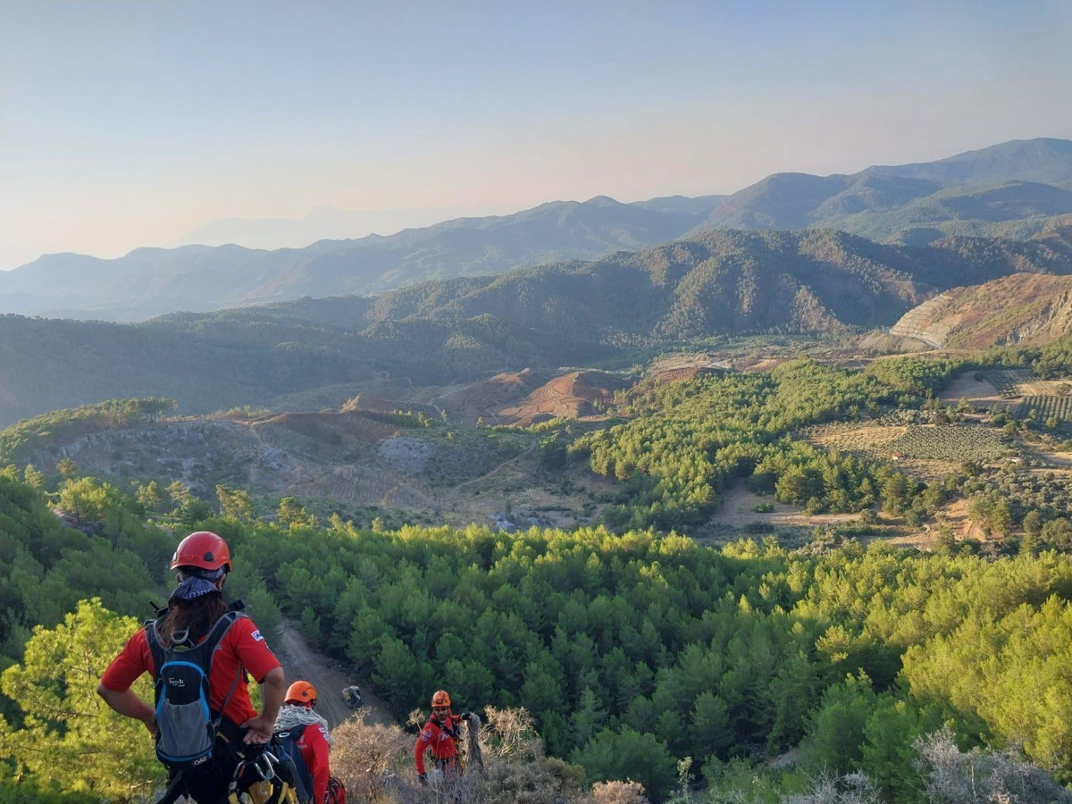 Muğla\'da kayalıklarda mahsur kalan keçiyi AKUT ekibi kurtardı